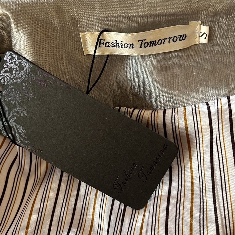 Fashion tomorrow Sliver Metallic Button up trench Coat w/1/4”sleeves & Belt - Picture 10 of 11